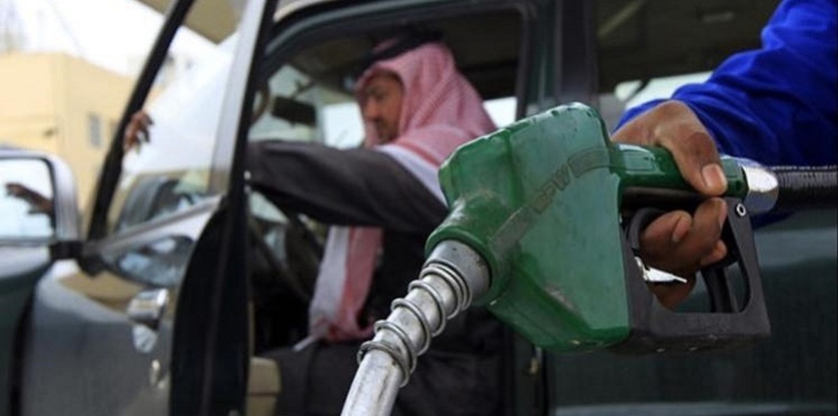 الكويتيون يترقبون تداعيات رفع أسعار البنزين على معيشتهم