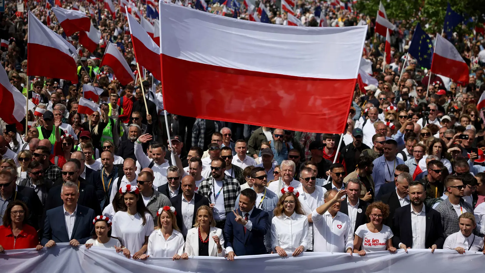 بين أوروبا والقومية.. السباق الانتخابي يعمّق الانقسام في بولندا