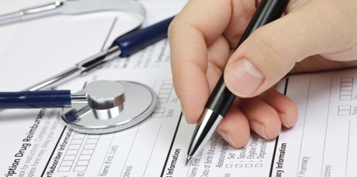 مستشار قانوني في السعودية يحذّر المعلمين من التأمين الطبي