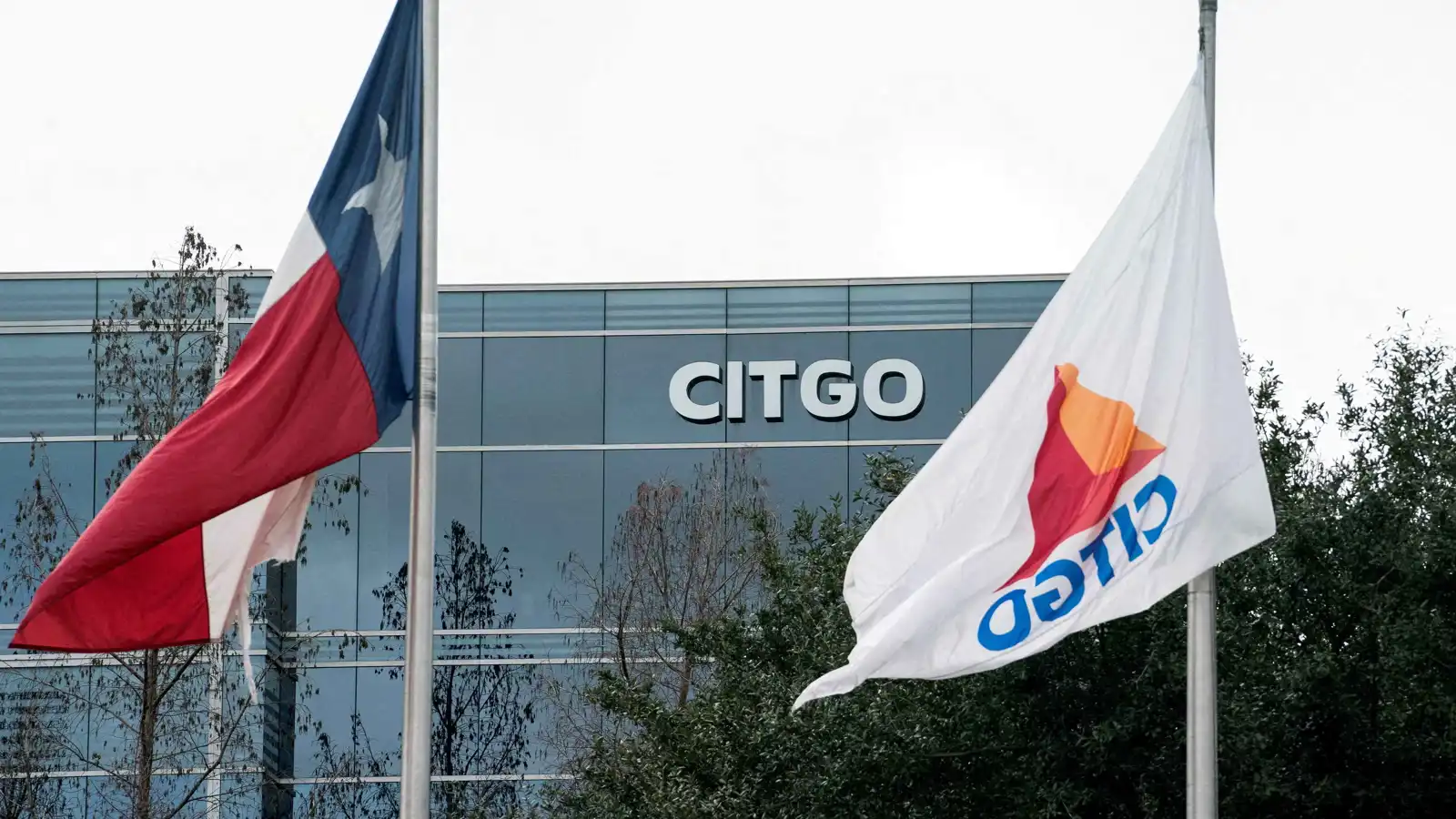 فنزويلا تندد بـ"بيع قسري" لشركة نفطية بقرار أمريكي