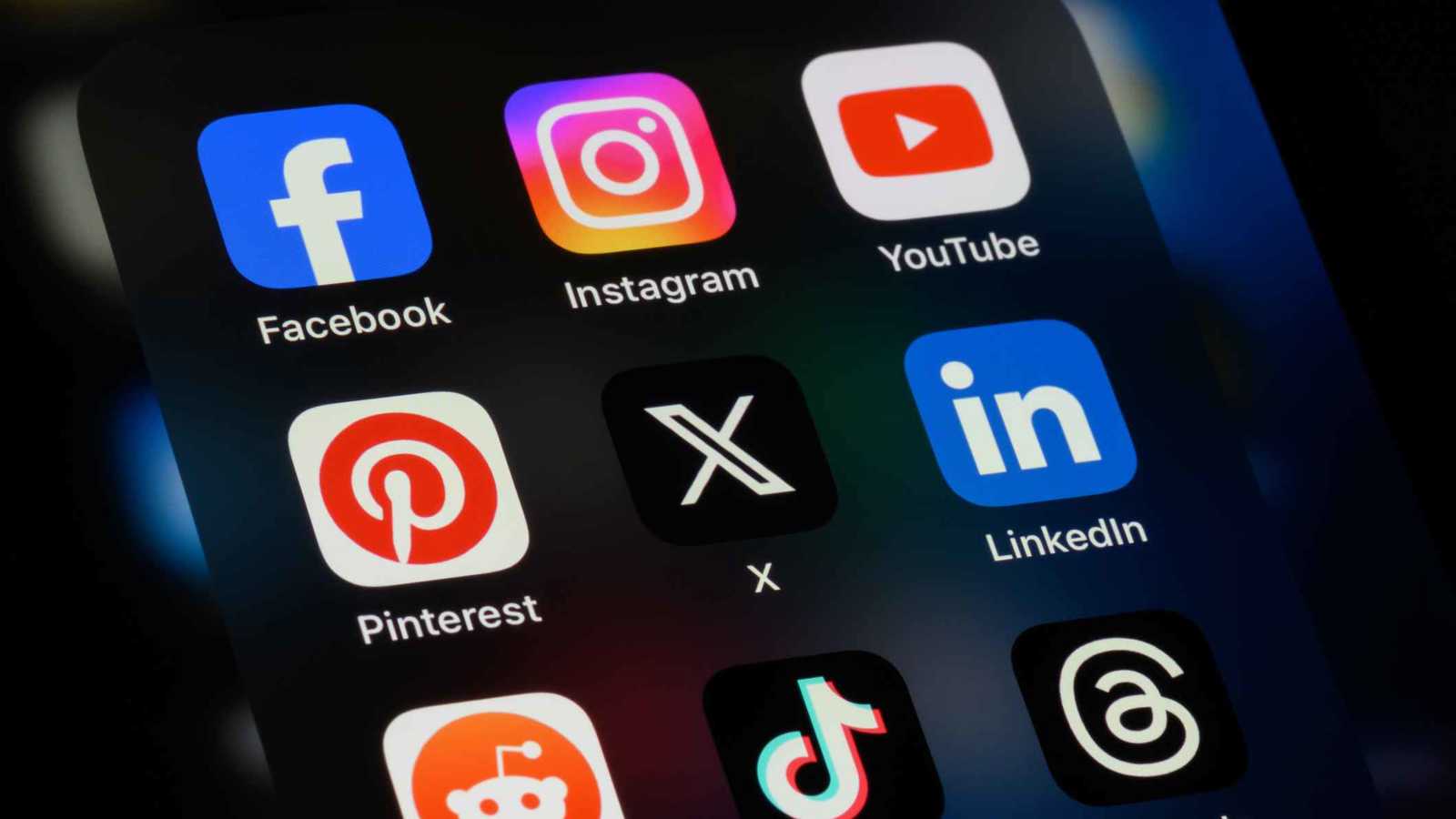 السجن لرجل انتحل هوية امرأة على "فيسبوك" لأكثر من عامين