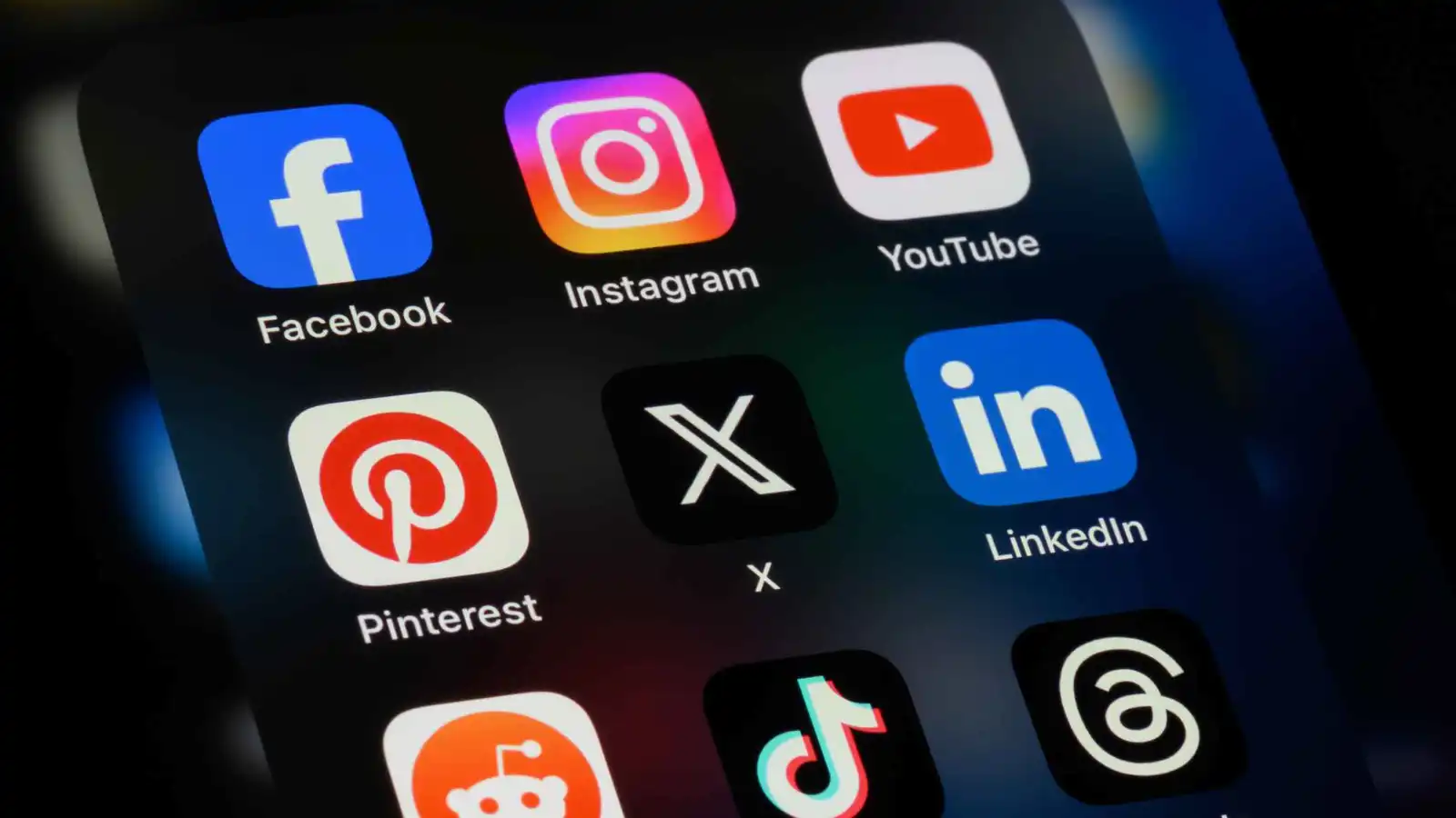 السجن لرجل انتحل هوية امرأة على "فيسبوك" لأكثر من عامين