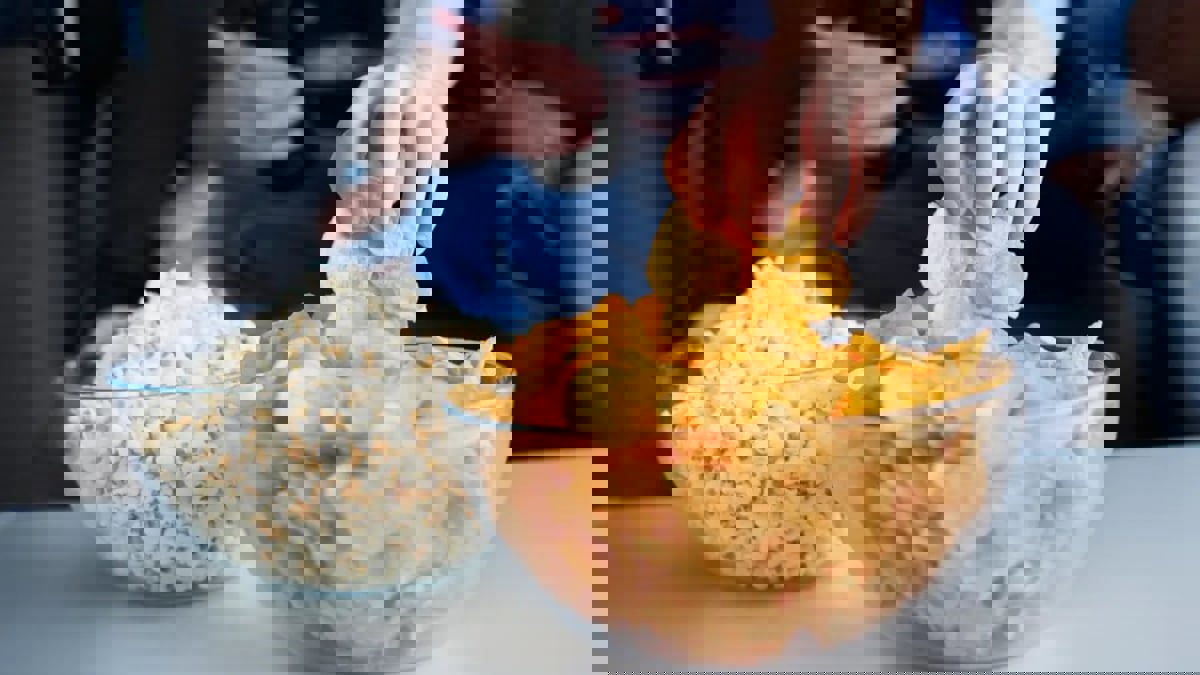 "خلايا عصبية" تلعب دورًا في تناول الوجبات الخفيفة بعد الشبع