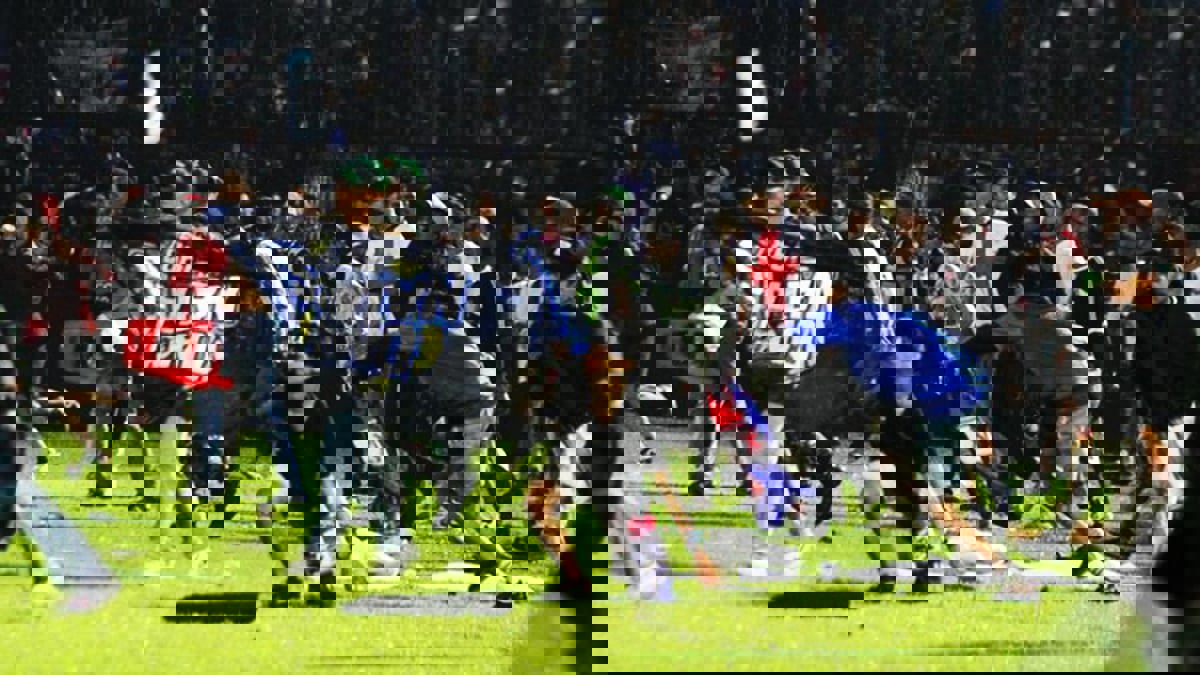 129 قتيلا بأعمال شغب خلال مباراة لكرة القدم في إندونيسيا (فيديو)