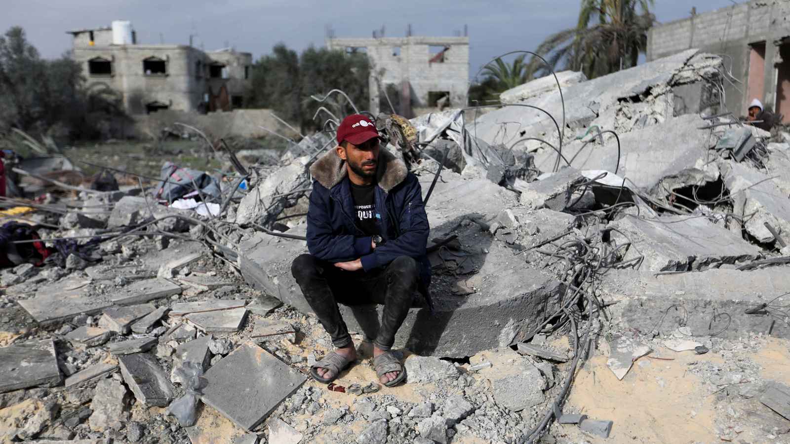 مقتل صحفي فلسطيني مع عائلته في قصف إسرائيلي