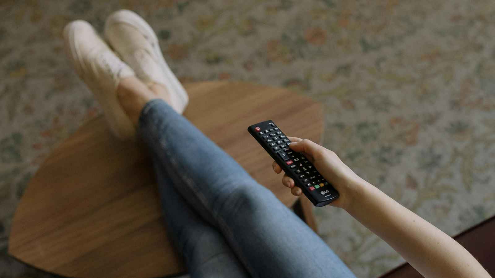 بسبب "ريموت" التلفزيون.. فتاة تنهي حياة شقيقتها