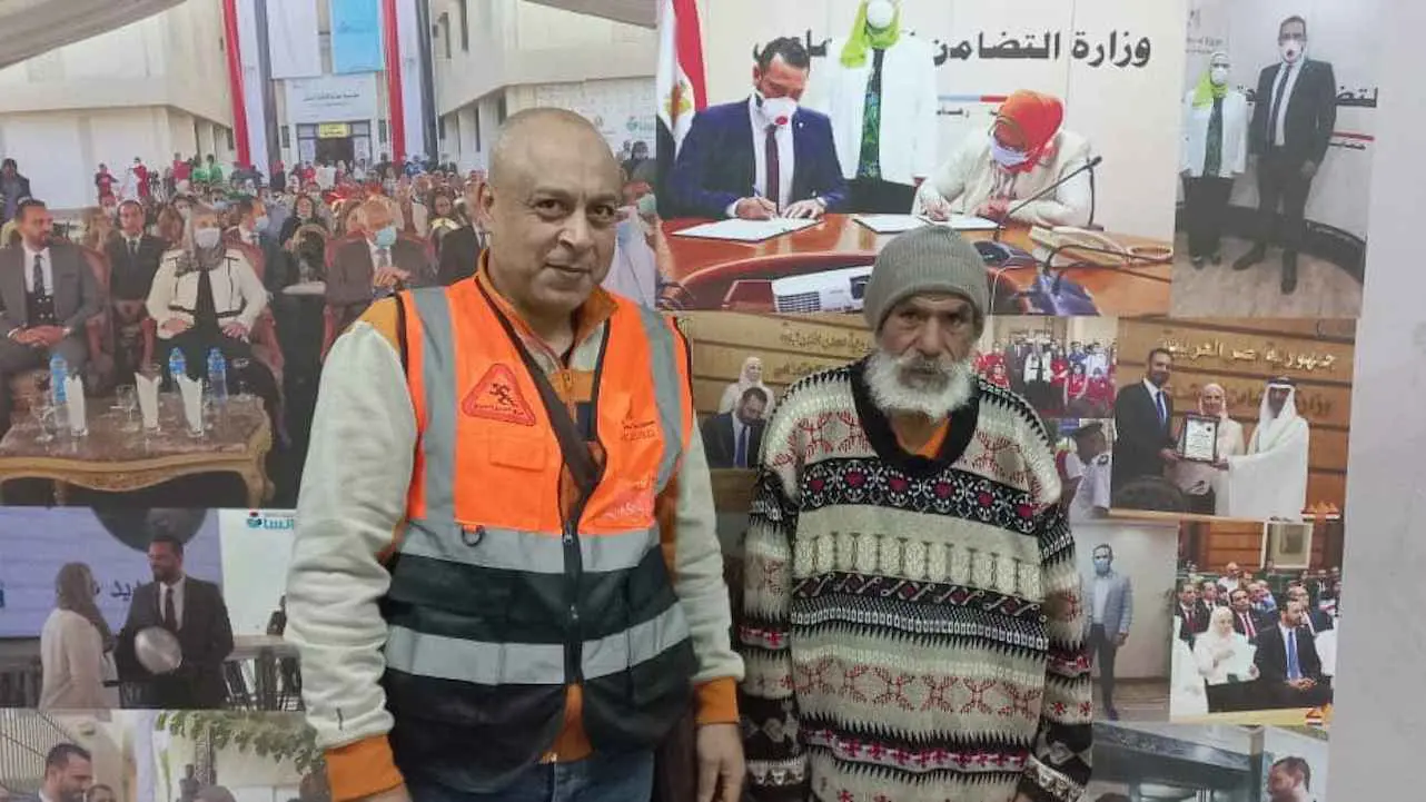 مصر.. إنقاذ مسن قضى نصف عمره بلا مأوى (صور)