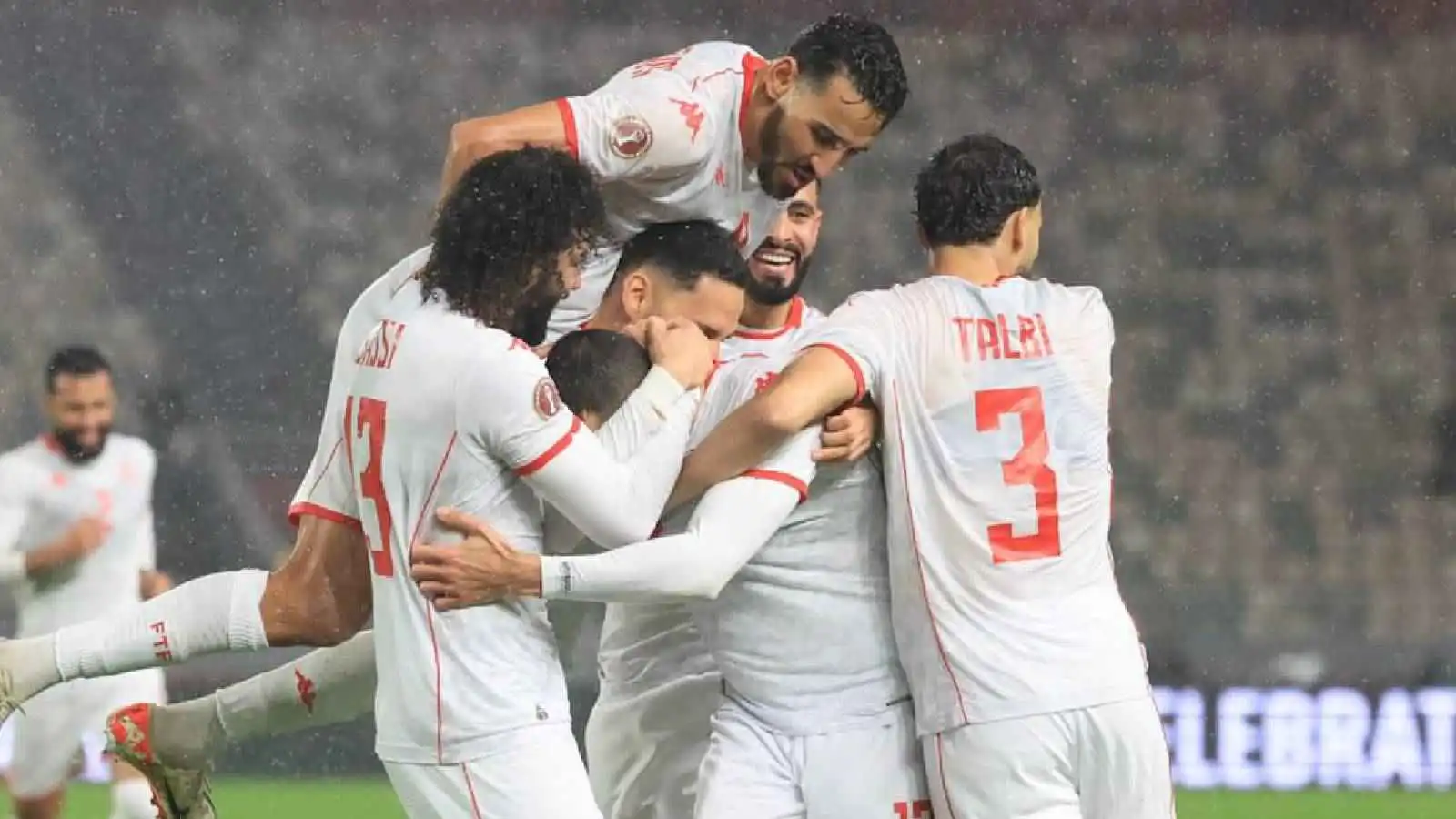 لفتة إنسانية من لاعبي منتخب تونس قبل انطلاق لقاء أوغندا (فيديو)