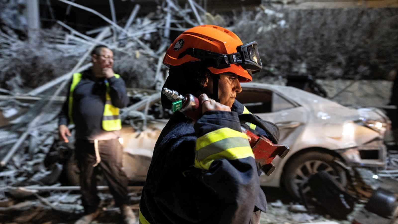 إعلام عبري: إسرائيليون عالقون تحت الأنقاض جراء القصف الإيراني