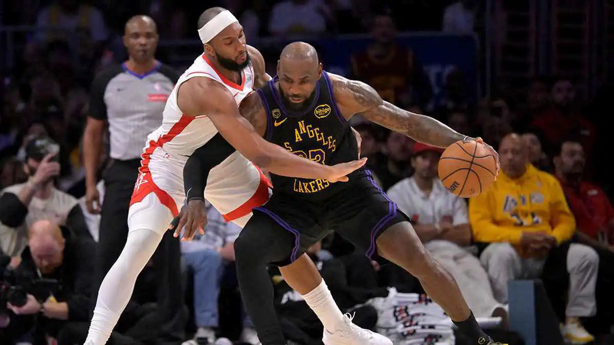 ليبرون جيمس يسجل 28 نقطة ليتقدم ليكرز على روكتس في سلسلة الإقصائيات