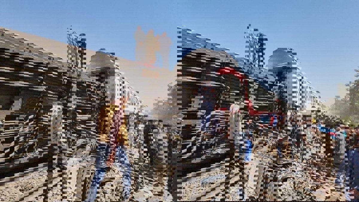 وزير النقل المصري يكشف عن المتسبب بحادثة تصادم القطارين في سوهاج (فيديو)