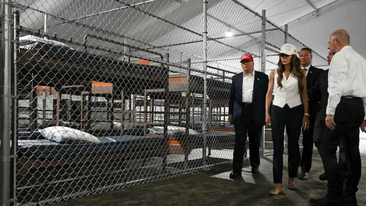 "قريباً ستكونون هنا".. ترامب يتوعد المهاجرين من سجن "التمساح"