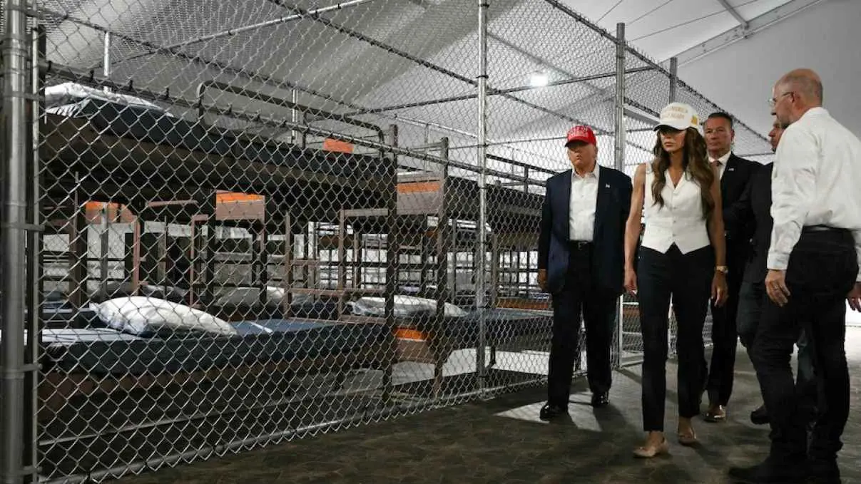 "قريباً ستكونون هنا".. ترامب يتوعد المهاجرين من سجن "التمساح"