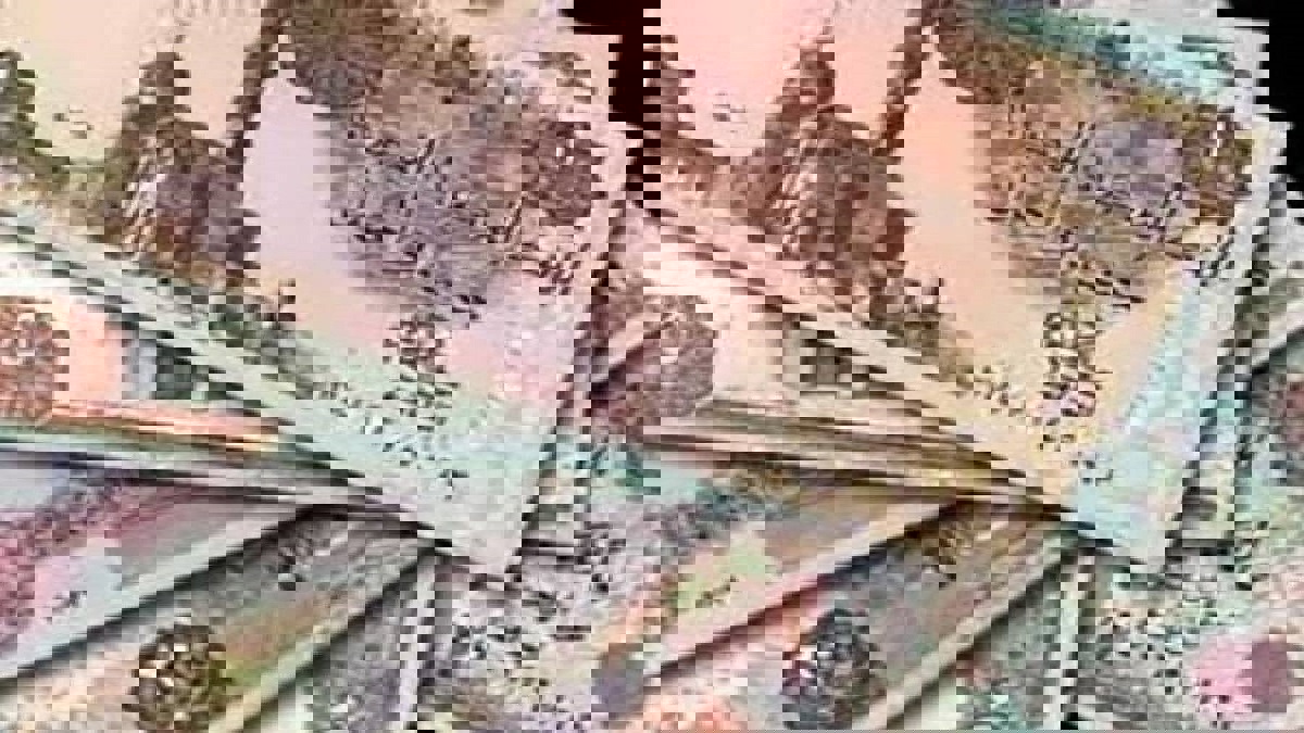 الجنيه المصري يرتفع بعدما خفض البنك المركزي أسعار الفائدة