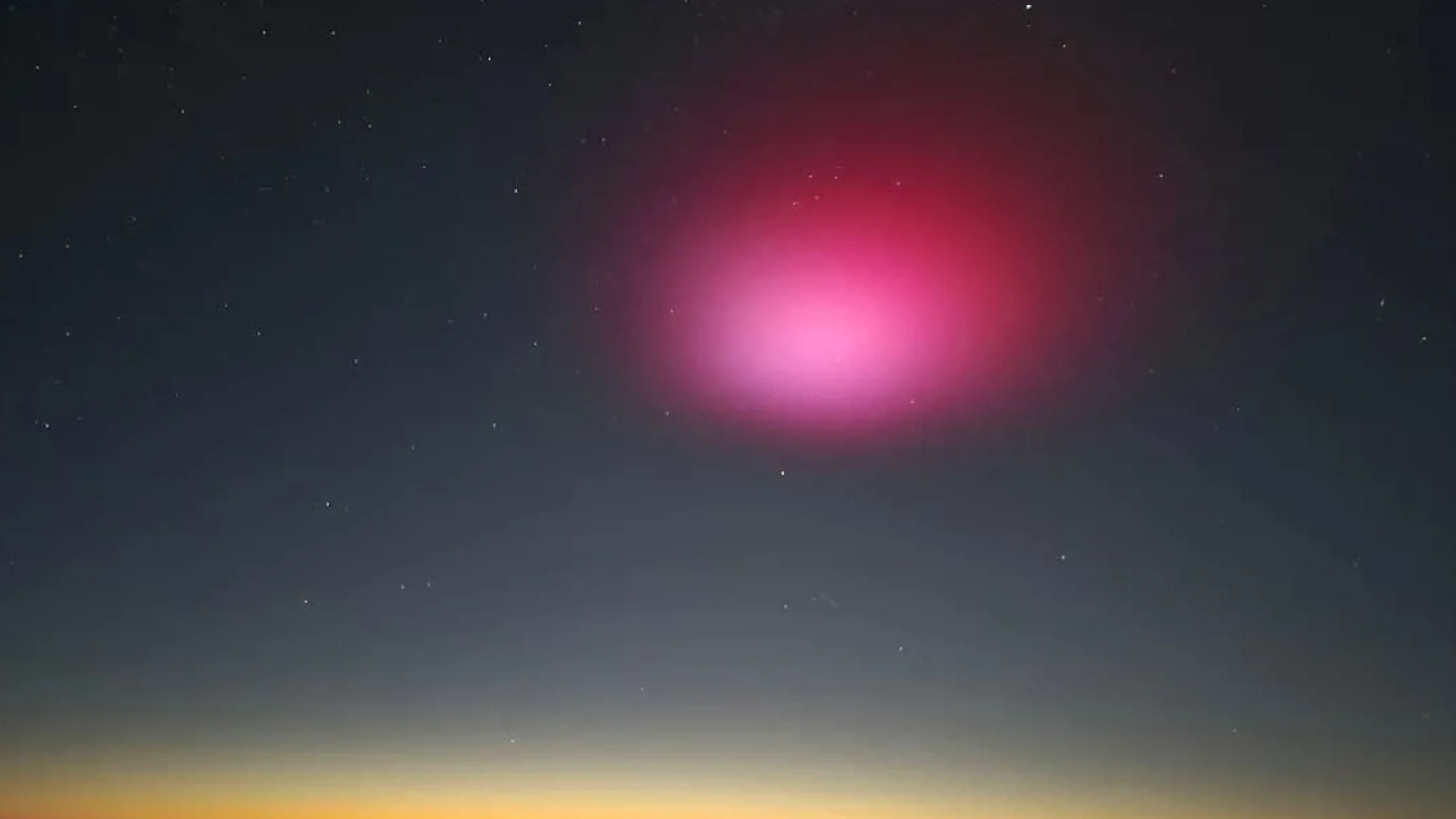 ظهور سحابة أرجوانية غامضة فوق جبل موسى في مصر