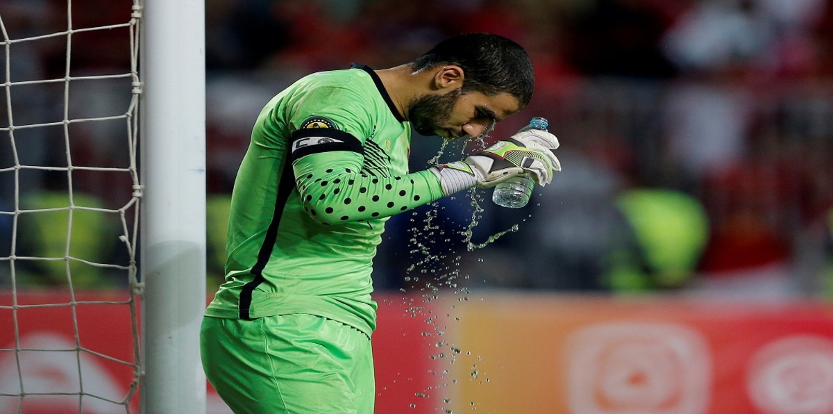 شريف إكرامي يوضح حقيقة رفع الحذاء لجماهير النادي الأهلي المصري (صور)