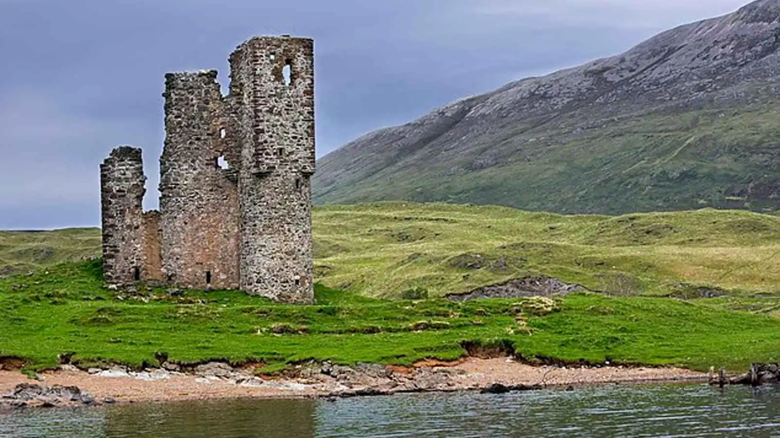 من أجل صورة.. سياح يدمّرون جدار قلعة أسكتلندية عمرها 5 قرون