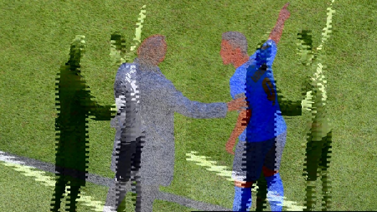 مانشيني يطالب لاعبي إيطاليا بالثبات في المباراة المصيرية أمام سويسرا بتصفيات كأس العالم 2022