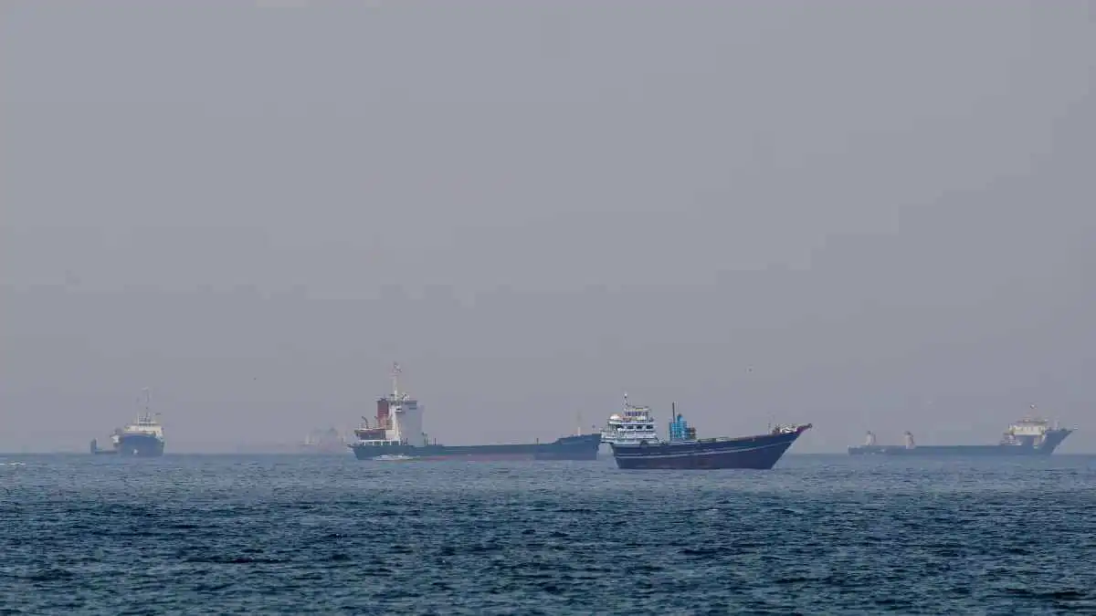 هل تراجع ترامب عن الحرب مقابل "خنق" الاقتصاد الإيراني؟