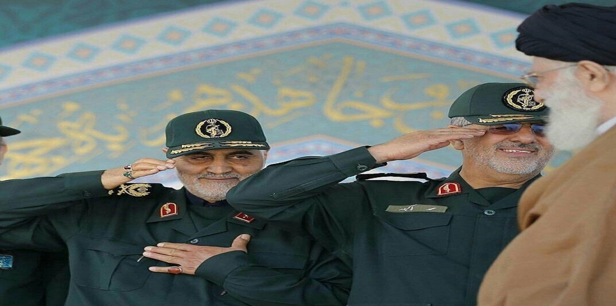 متذرعًا بحرق العلم.. قاسم سليماني ينتقد المحتجين في إيران