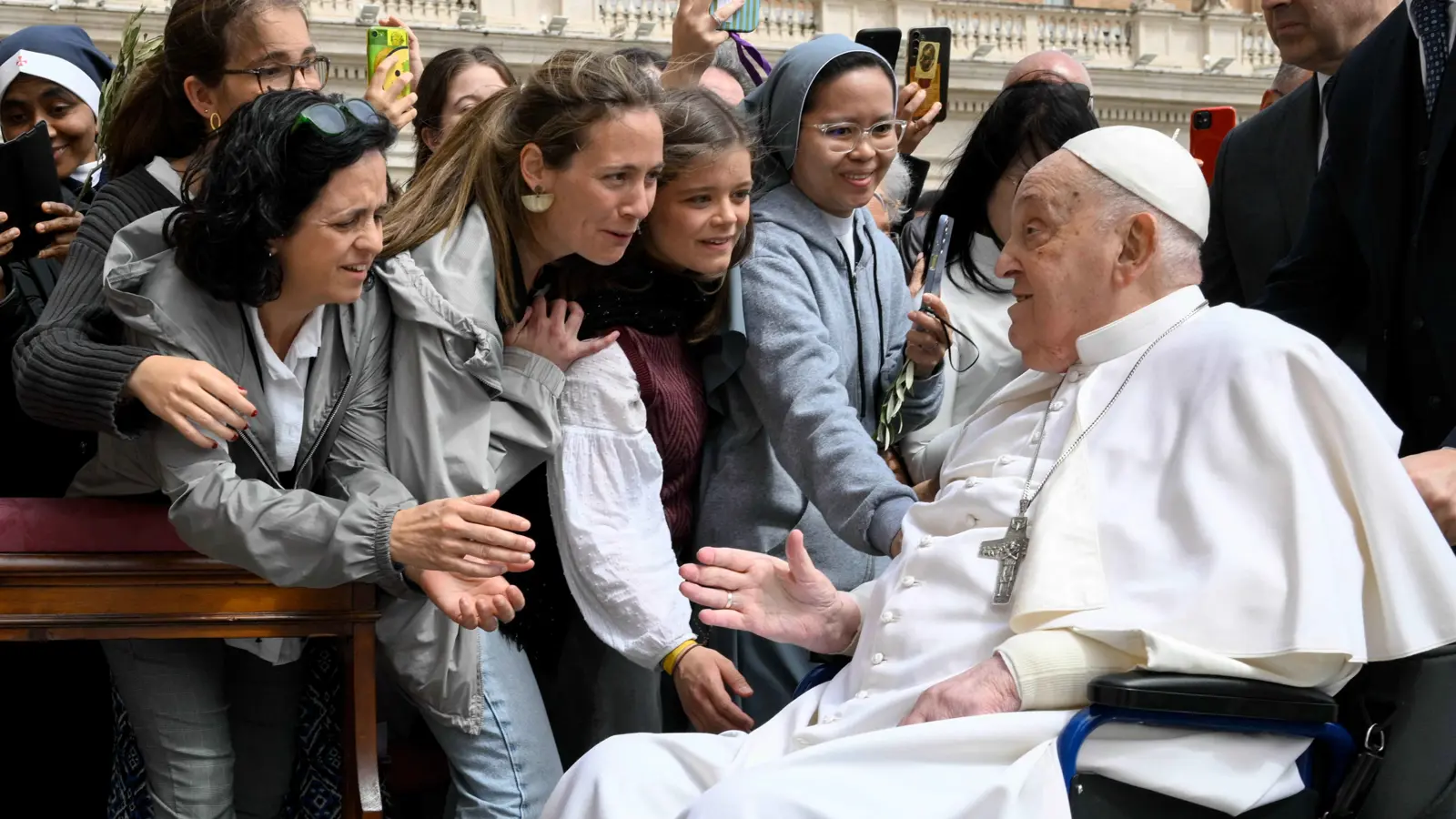 احتفالا بأحد الشعانين.. البابا يظهر بحالة جيدة خلال جولة مفاجئة