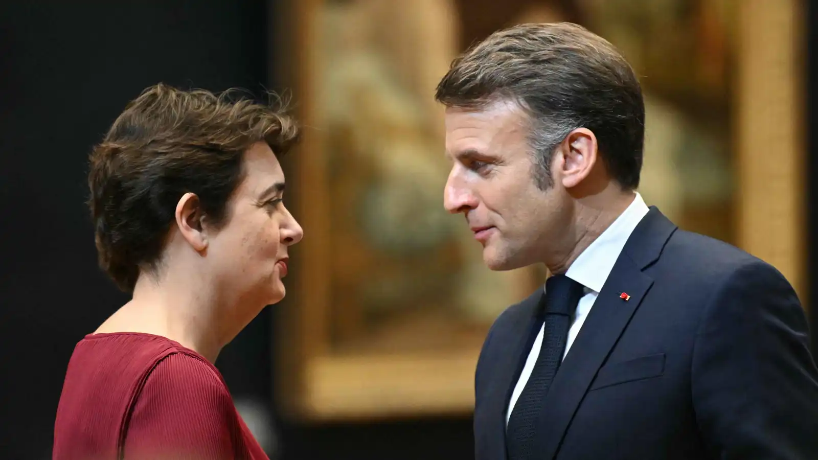 ماكرون يقبل استقالة مديرة متحف اللوفر بعد سرقة مجوهرات