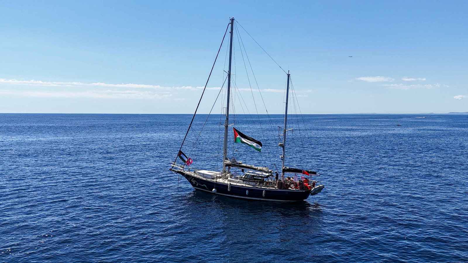 الطاقم يستعد للأسوأ.. زوارق إسرائيلية تحاصر "مادلين" قبالة غزة