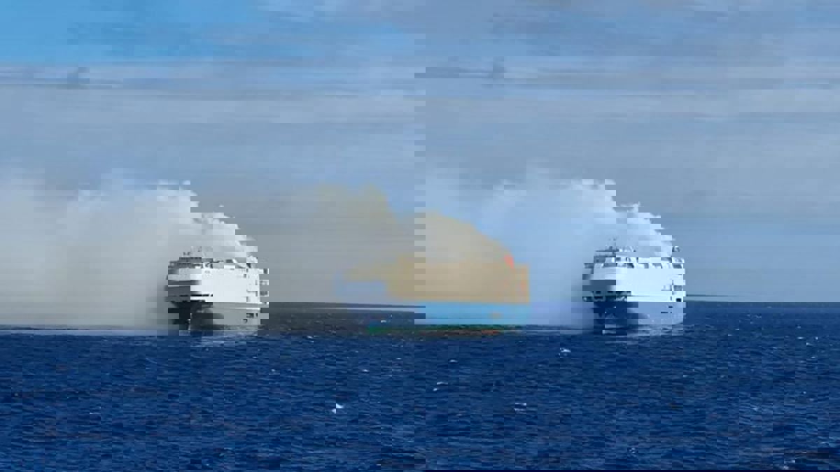 احتراق سفينة عملاقة تحمل 4 آلاف سيارة فارهة في المحيط الأطلسي