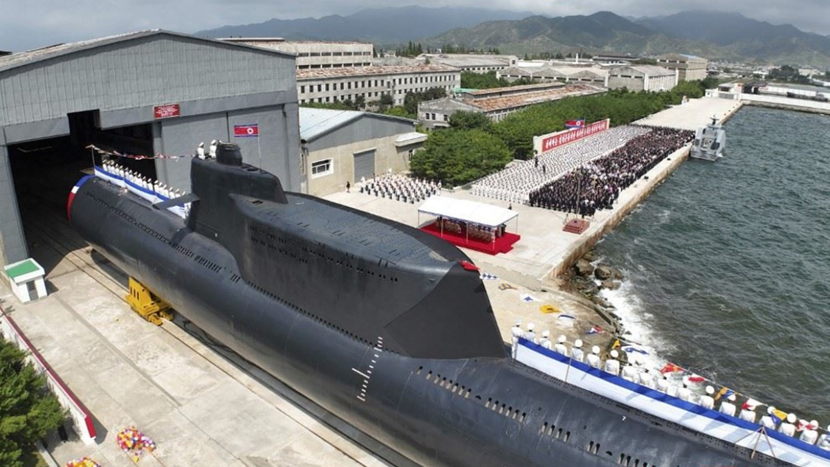 كوريا الشمالية تدشّن أول غواصة هجومية  نووية تكتيكية