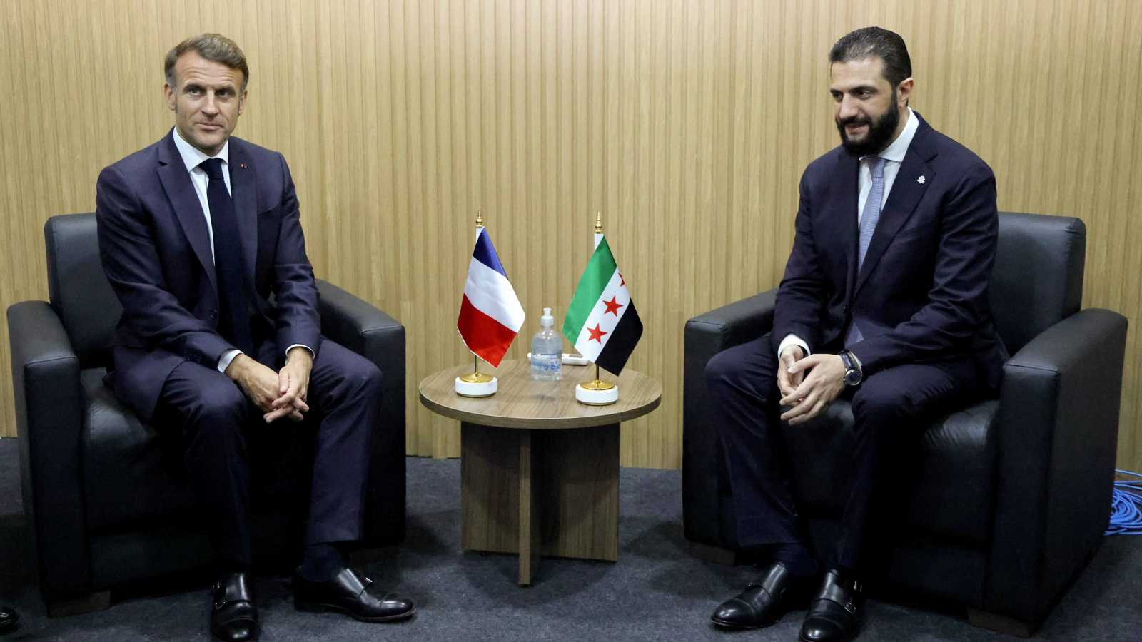 بعد رفع العقوبات.. ماكرون يدعو الشرع للانضمام للتحالف ضد داعش