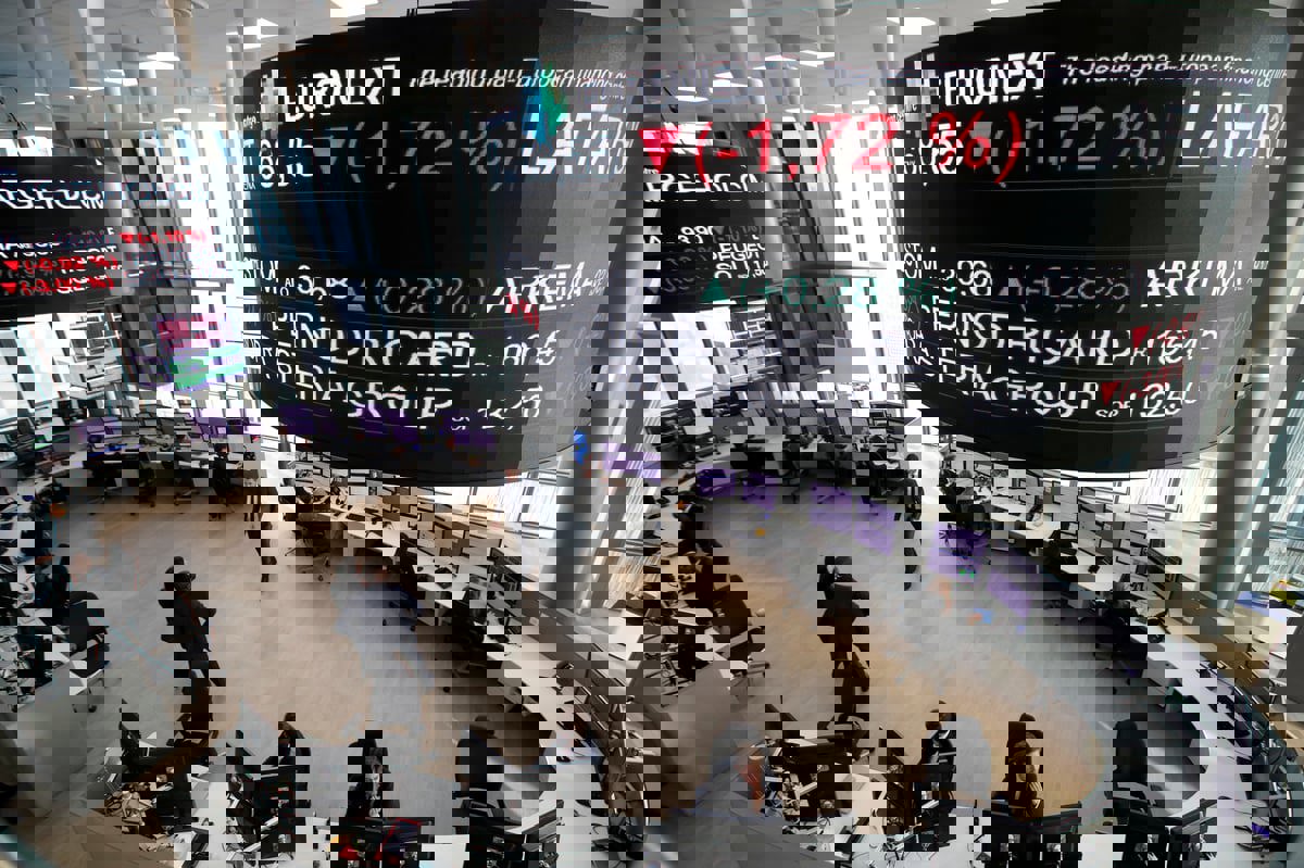 شبح "اليمين المتطرف" يلاحقها.. بورصة باريس تختتم بأسوأ أداء شهري لها منذ عامين