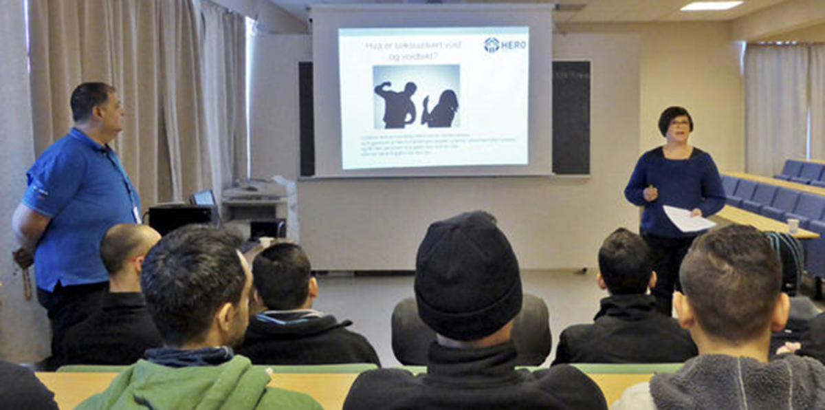 مدارس تشرح للاجئين مغزى تعري النساء في أوروبا