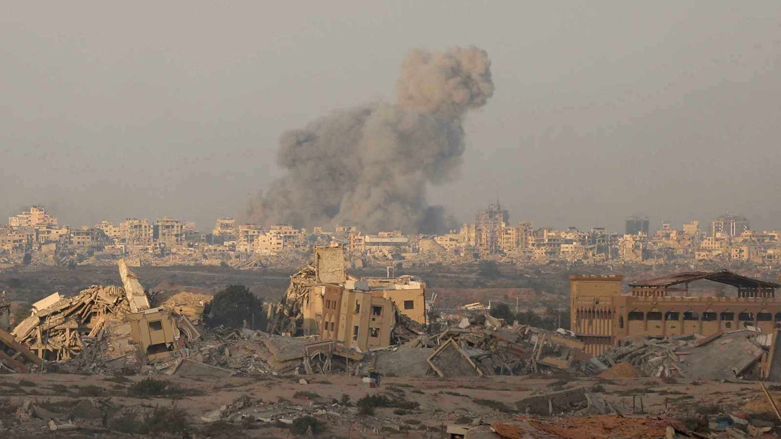 اشتباكات بين الجيش الإسرائيلي ومسلحين فلسطينيين في حي النصر بغزة (فيديو)