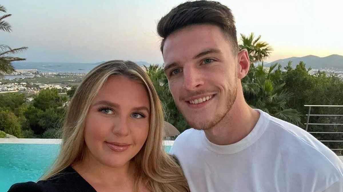 إنها حب حياتي.. كيف تصدى ديكلان رايس لحملات السخرية من زوجته؟