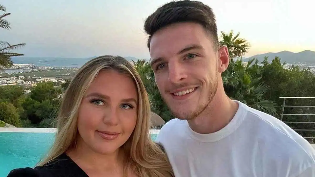 إنها حب حياتي.. كيف تصدى ديكلان رايس لحملات السخرية من زوجته؟