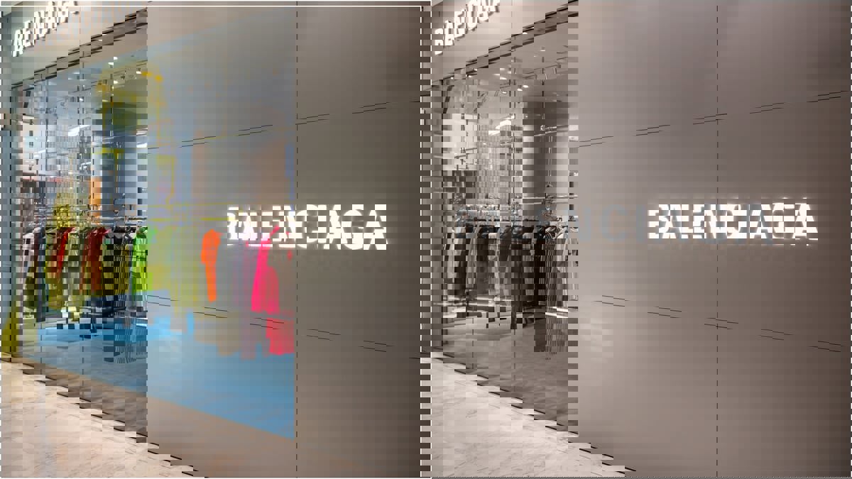  دار الأزياء "بالنسياغا" تعتذر عن استغلالها الأطفال في حملاتها