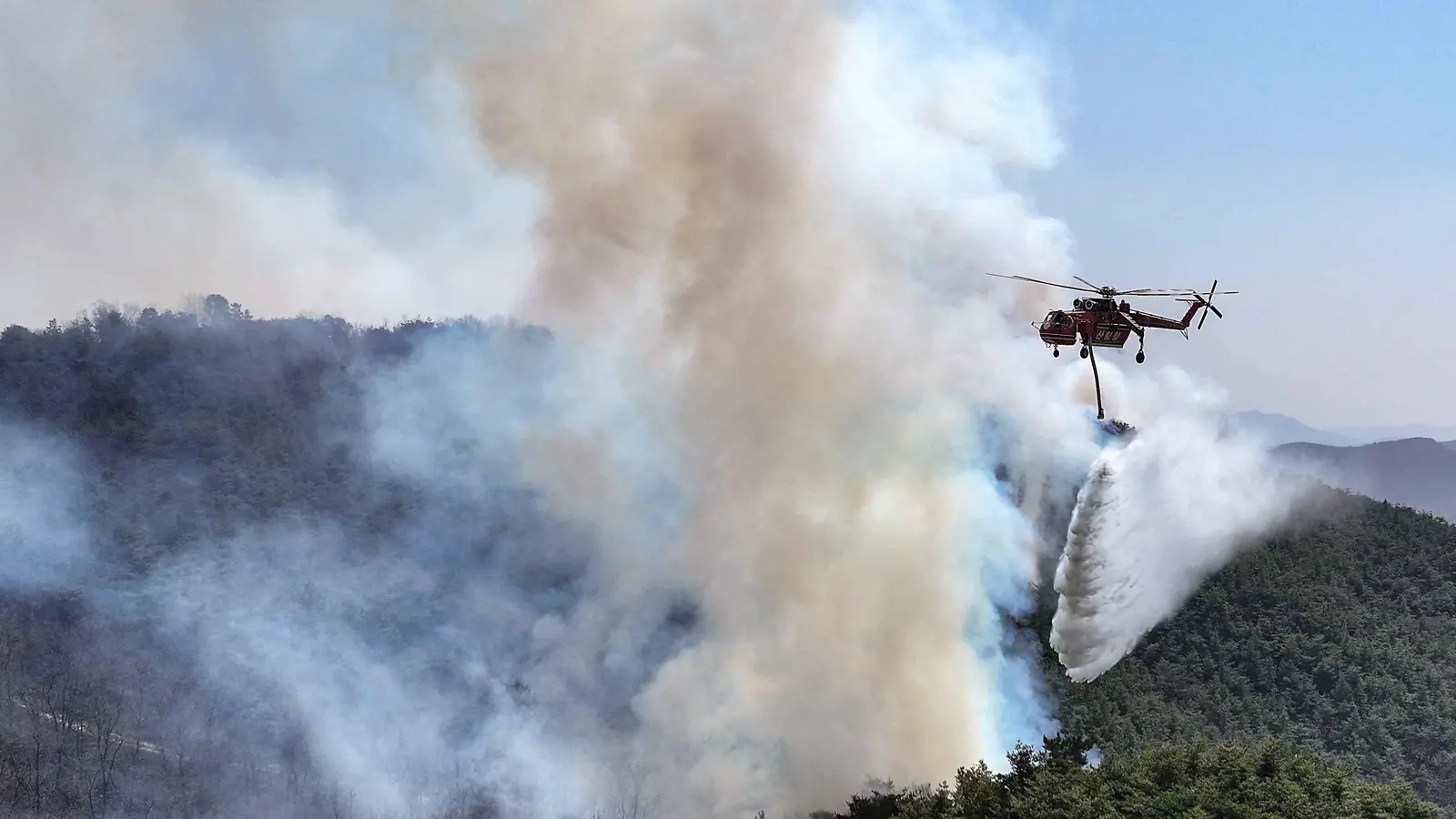 تحطم مروحية أثناء إطفاء حرائق الغابات في كوريا الجنوبية