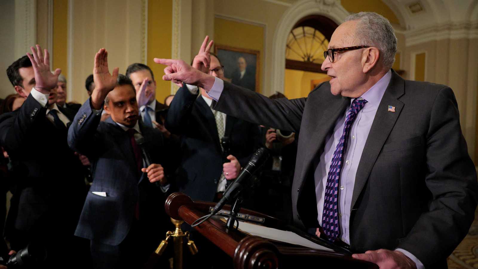 عاصفة سياسية بالكابيتول.. الديمقراطيون يهاجمون شومر وجمهوريون ينشقون عن ترامب