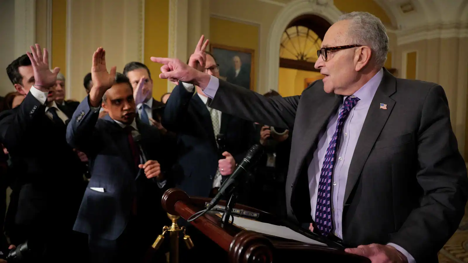 عاصفة سياسية بالكابيتول.. الديمقراطيون يهاجمون شومر وجمهوريون ينشقون عن ترامب