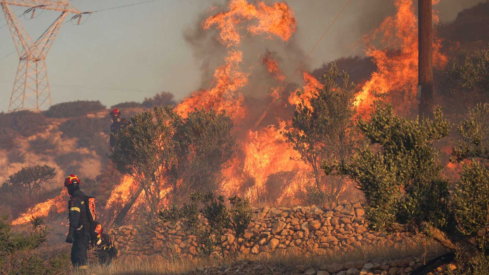 إخلاء قرى في اليونان جراء حرائق غابات شاسعة (فيديو وصور)