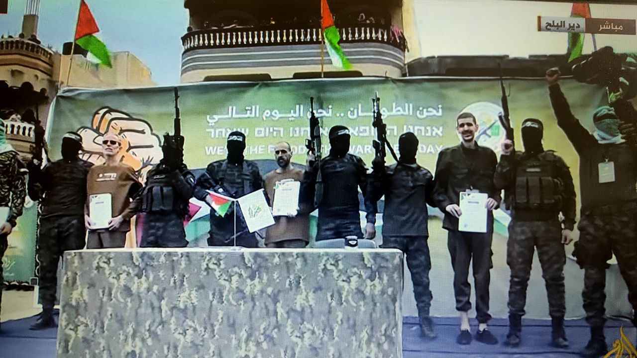 حماس تسلّم 3 رهائن إسرائيليين في وسط غزة لأول مرة (فيديو)