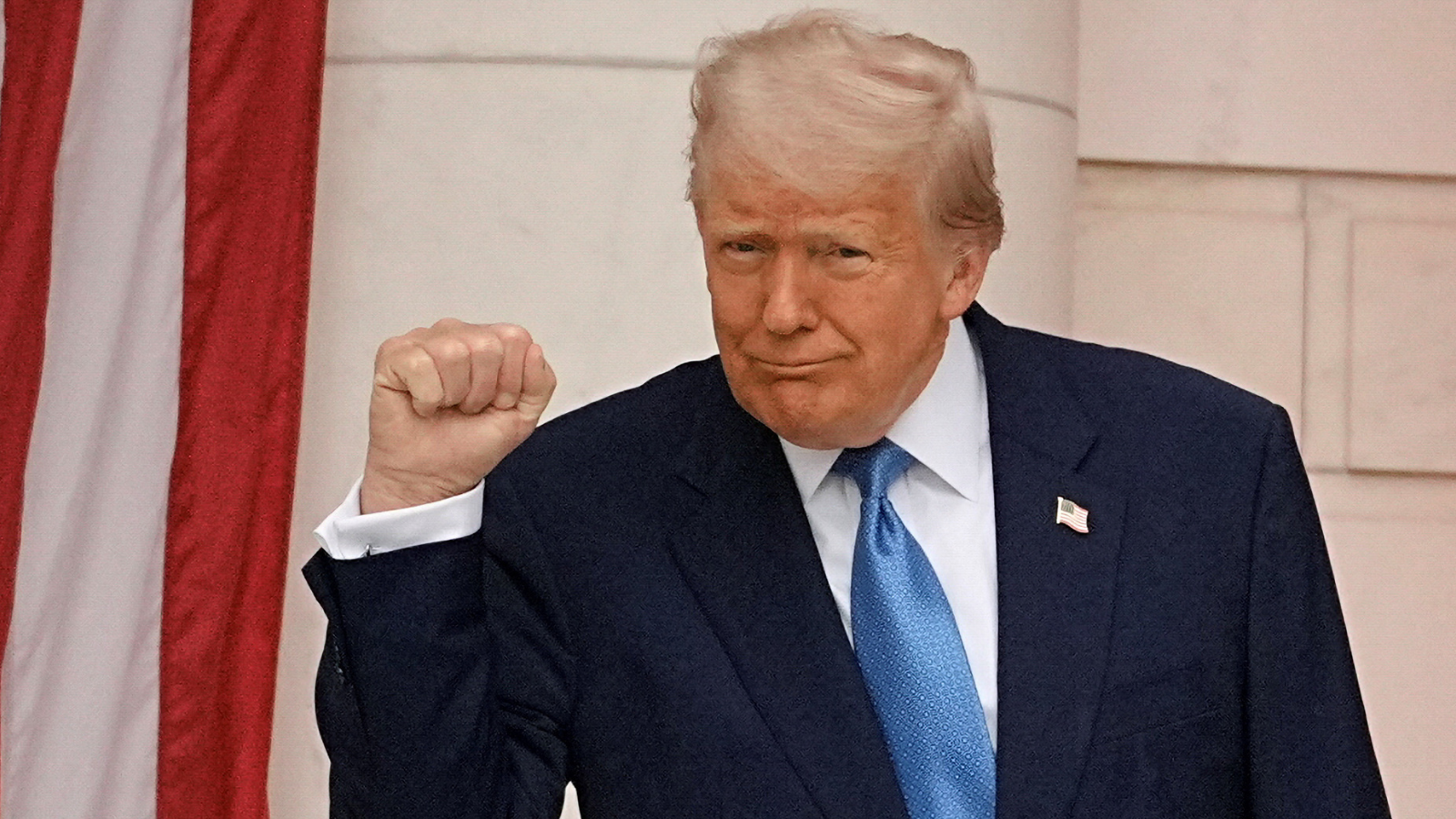 "إن بي أر"  تقاضي ترامب بعد خفض التمويل الفدرالي