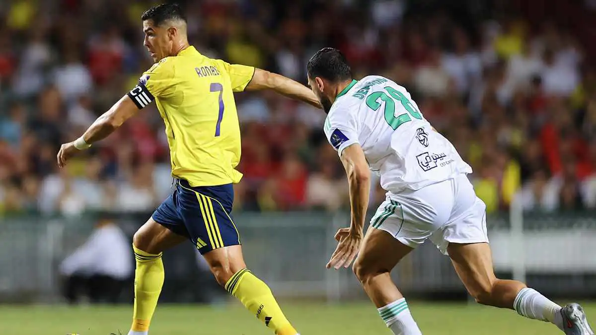 من اللاعب الذي اقتحم رونالدو تدريب الأهلي السعودي خصوصا بسببه؟ (فيديو)
