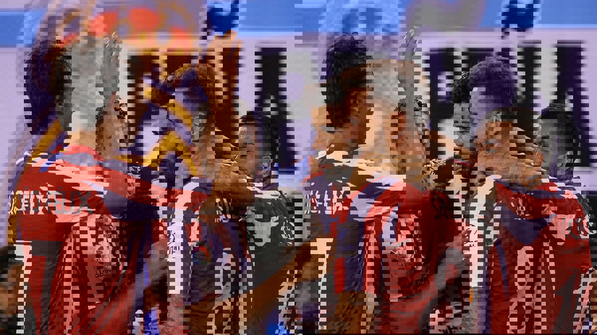 المباراة شهدت 10 أهداف وبطاقتين حمراوين.. أتلتيكو مدريد يُلحق خسارة تاريخية بريال مدريد (فيديو)