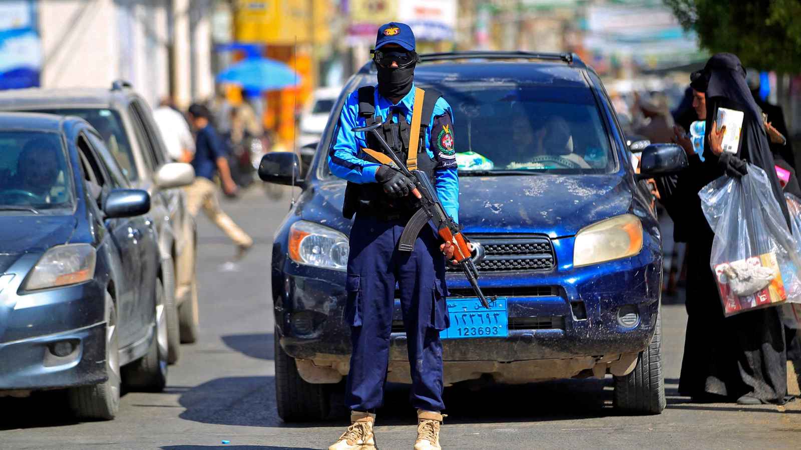 إصابة 15 يمنياً بسقوط سيارة من منحدر جبلي (فيديو)