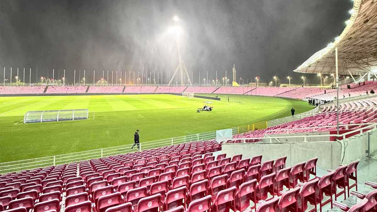 أمطار غزيرة تضرب ملعب الشرائع قبل انطلاق مباراة الاتحاد والوحدة (فيديو)