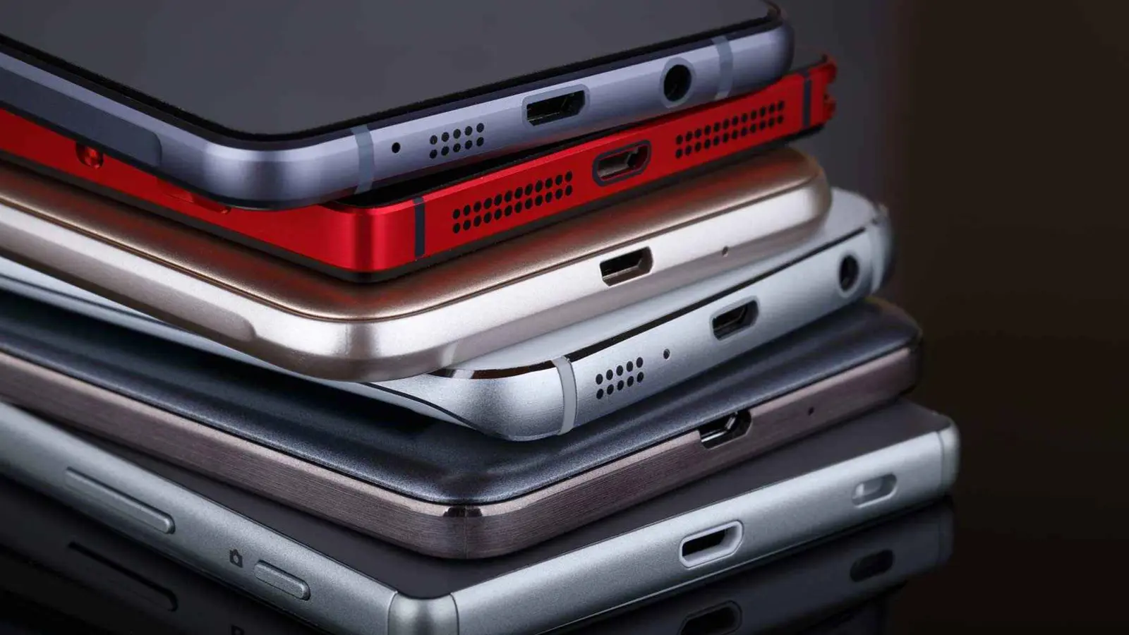 ما الذي يجب فعله وتجنبه عند سقوط الهاتف في الماء؟