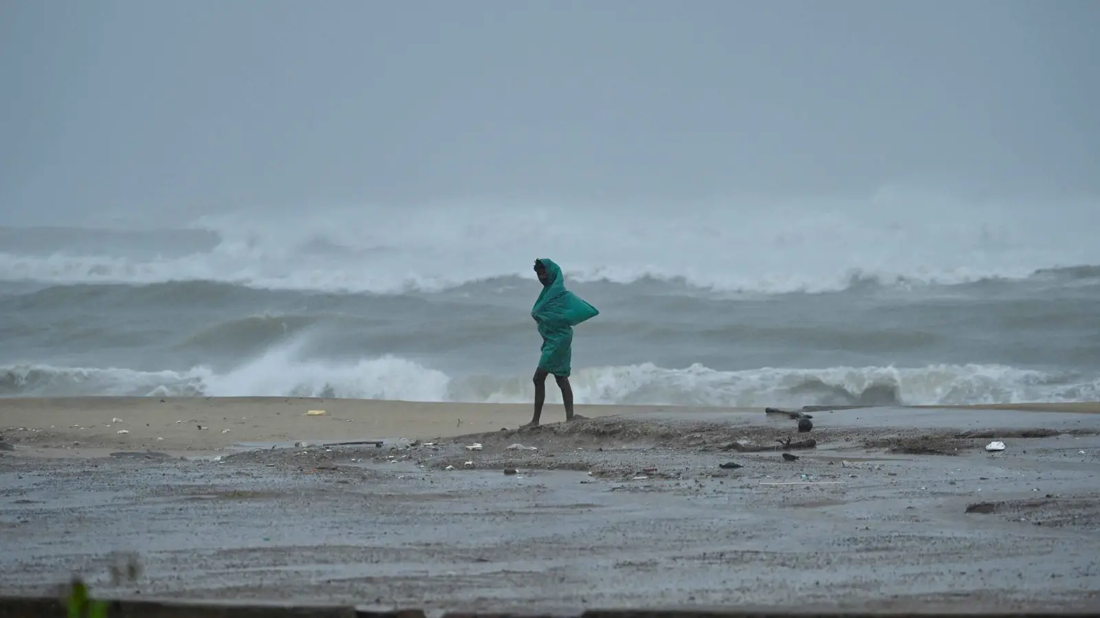 خلّف 19 قتيلاً.. الإعصار "فنجال" يضرب الهند وسريلانكا