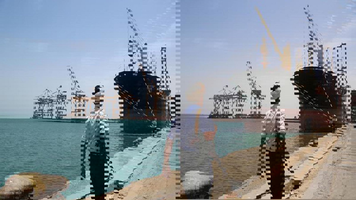 مسؤول يمني: إيران أرسلت أسلحة حديثة للحوثيين عبر ميناء الحديدة