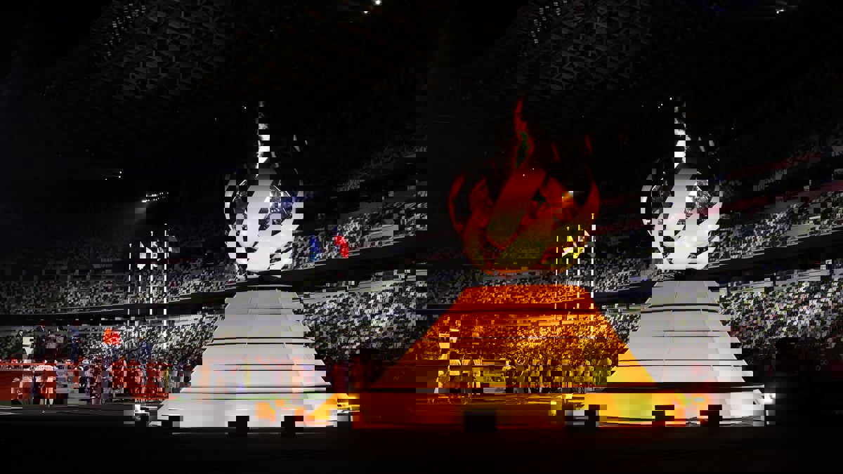 إطفاء الشعلة الأولمبية في طوكيو إيذانا بانتهاء الدورة (فيديو)